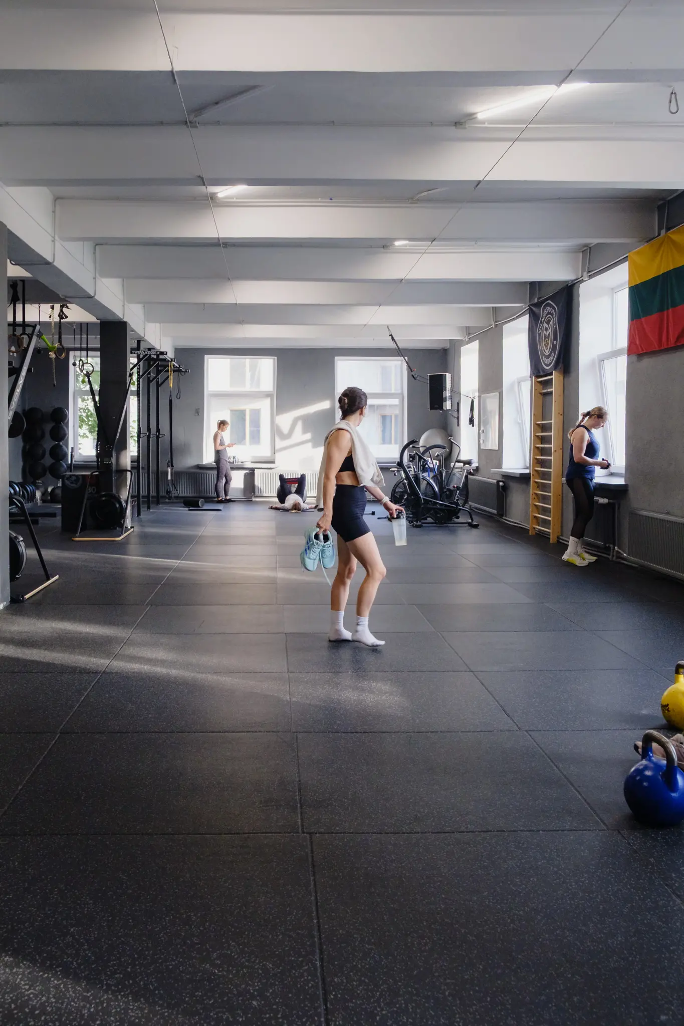 VINYASA YOGA grupinė jogos treniruotė Newton Gym Šnipiškėse